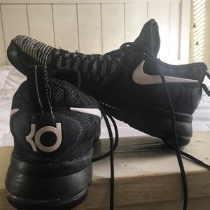 Basketball shoes